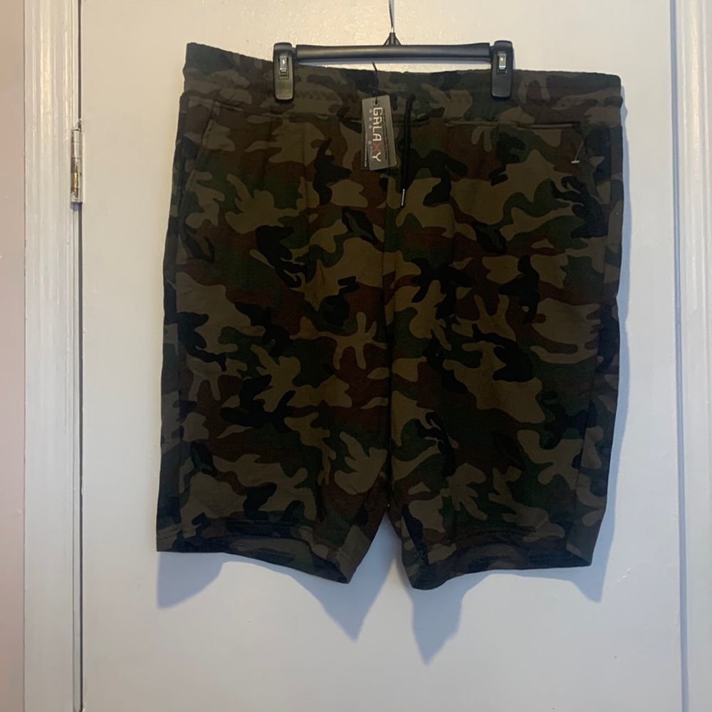 Camo shorts. NWT. Size 5XL